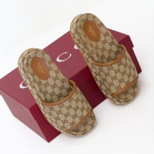 Sandália Plataforma Gucci GG Canvas